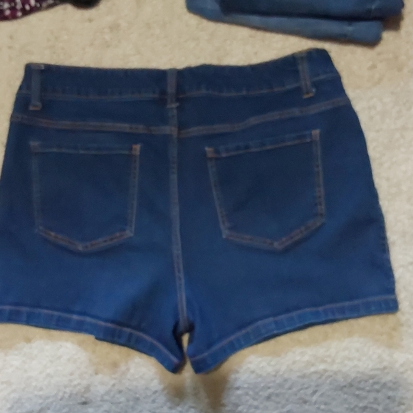 Shorts - Picture 3 of 4